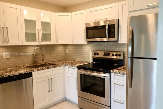 Building Photo - 4164 Inverrary Dr