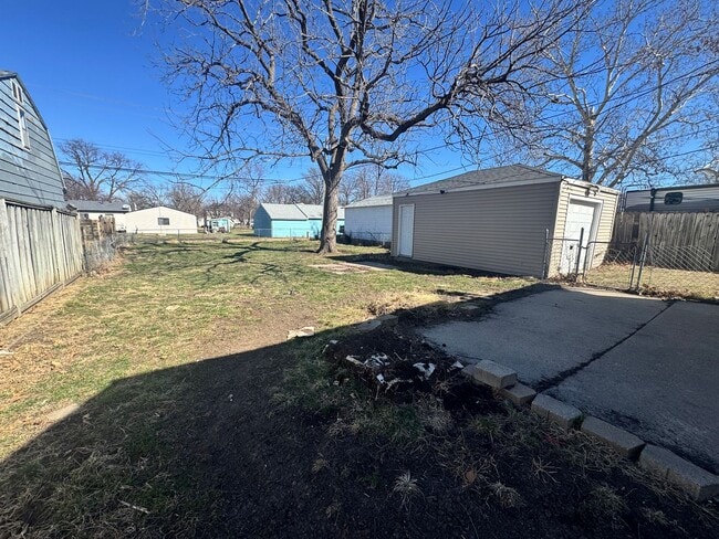 Building Photo - 3 bedroom, 2 bath in NE Lincoln