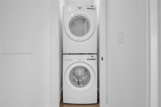 Building Photo - 2710 SW 34th Ave