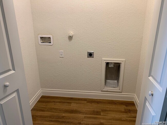 Building Photo - 333 Untermaier St