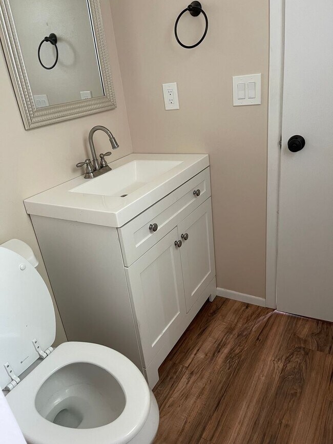 Building Photo - 3 Bedroom 2 Bath home