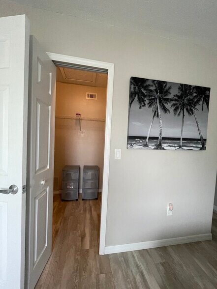 Closet Master Bedroom - 214 Meadow Ln