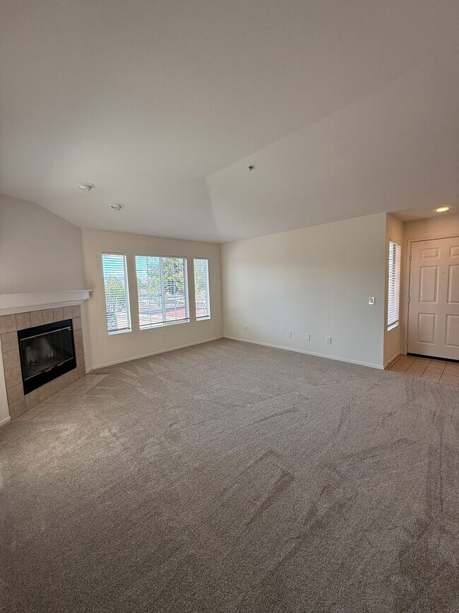 Building Photo - Terrific 2Br/2Ba Condo in gated community of Morada in Rancho Bernardo - Updated 2nd floor