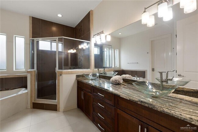 Building Photo - 2505 Grand Canal Dr
