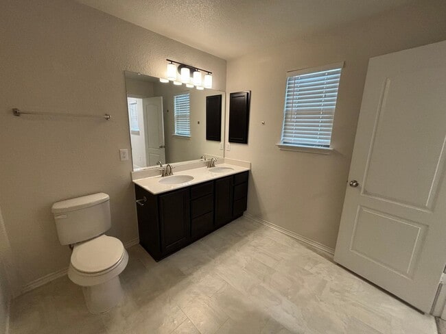 Building Photo - Wonderful 3 Bedroom Home in Coveted Crystal Crossing!