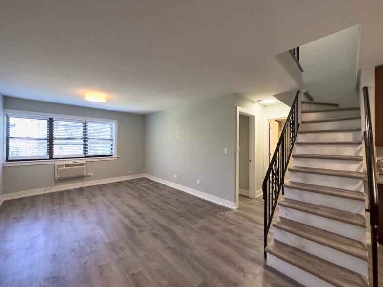 Building Photo - 450 W Barry Ave