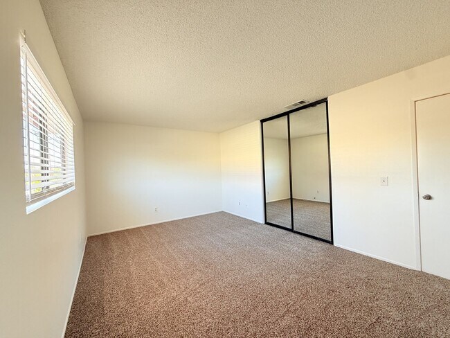 Building Photo - AVAILABLE NOW!!! 2 Bed 2 Bath Upstairs Apa...