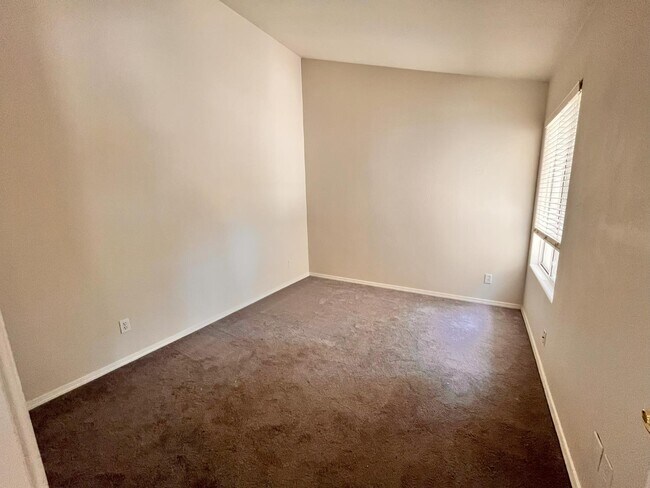 Building Photo - 1247 E Le Parc Dr