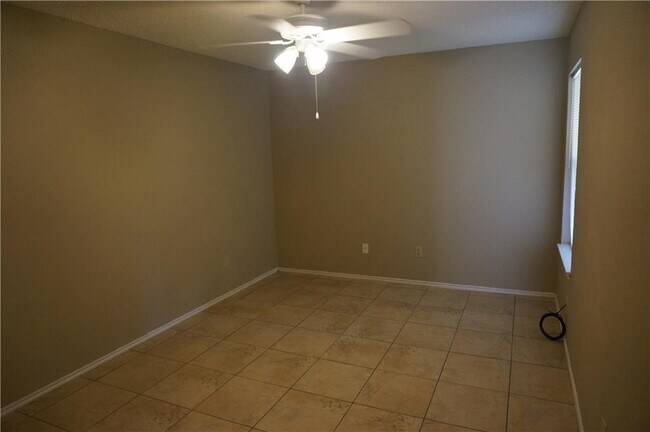 Building Photo - 609 Luther Dr