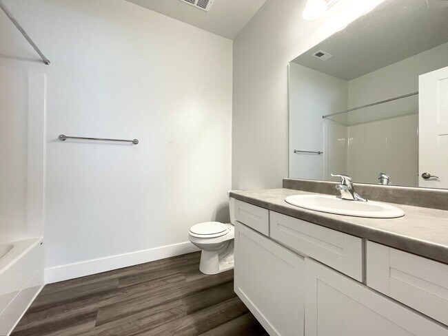 Building Photo - Spacious Condo Near Primary Children’s Hospital!