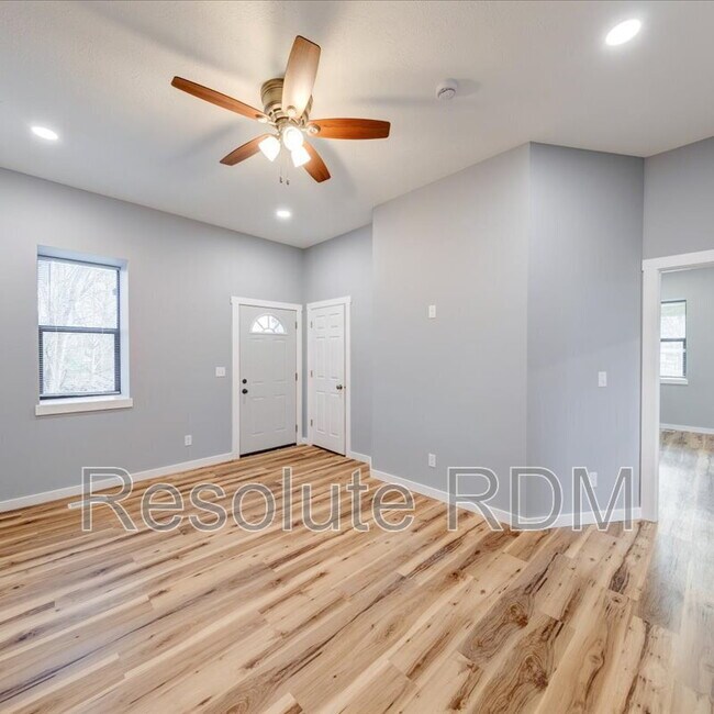 Building Photo - 804 N Locke St