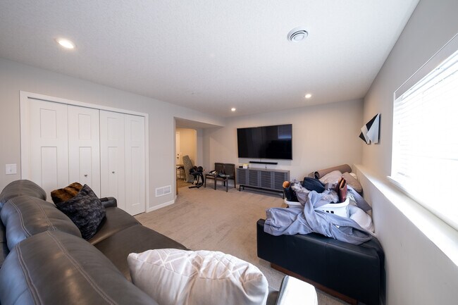 Building Photo - 2209 Gateway Curv