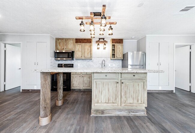 Building Photo - 319 Palm Dr