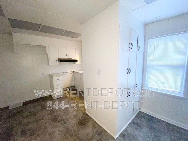Building Photo - 208 E Virginia St