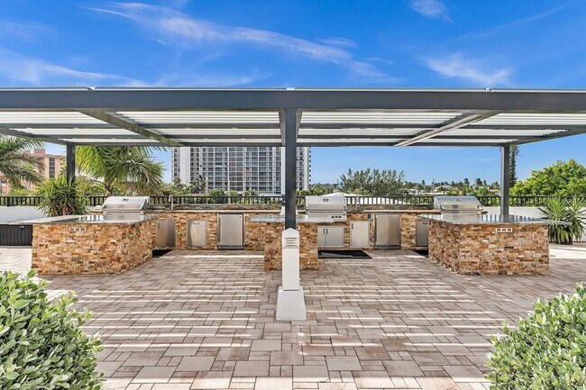 Building Photo - 525 N Ocean Blvd