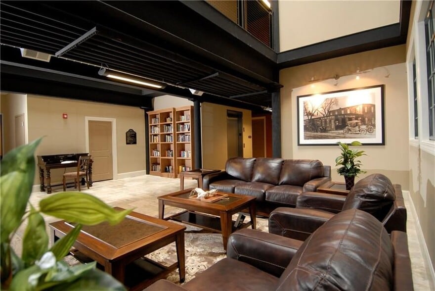 Building Photo - 618 Main St