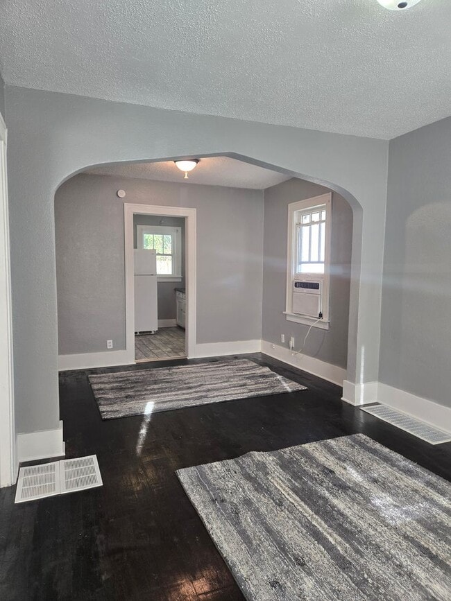 Primary Photo - 117 N Spring St