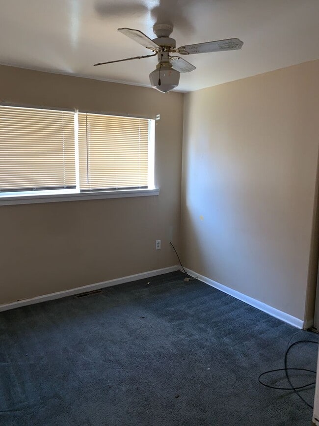 Building Photo - Huge ranch style home with Detached Sectio...