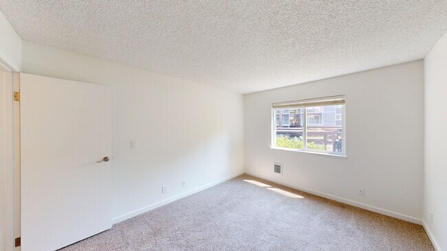 Building Photo - 521 Alameda del Prado