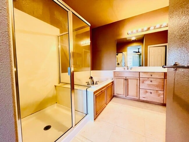 Building Photo - Beautiful 3BD/3BA, Two-Story Corner Unit C...