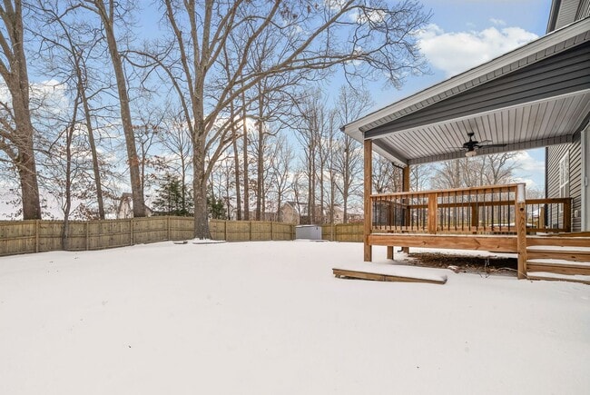 Building Photo - Pet Friendly Three Bedroom with Bonus!