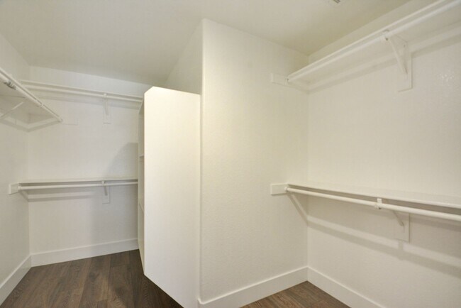 Building Photo - Beautiful 2BR / 2BA Renovated / Modern Condo In A Gated Complex.