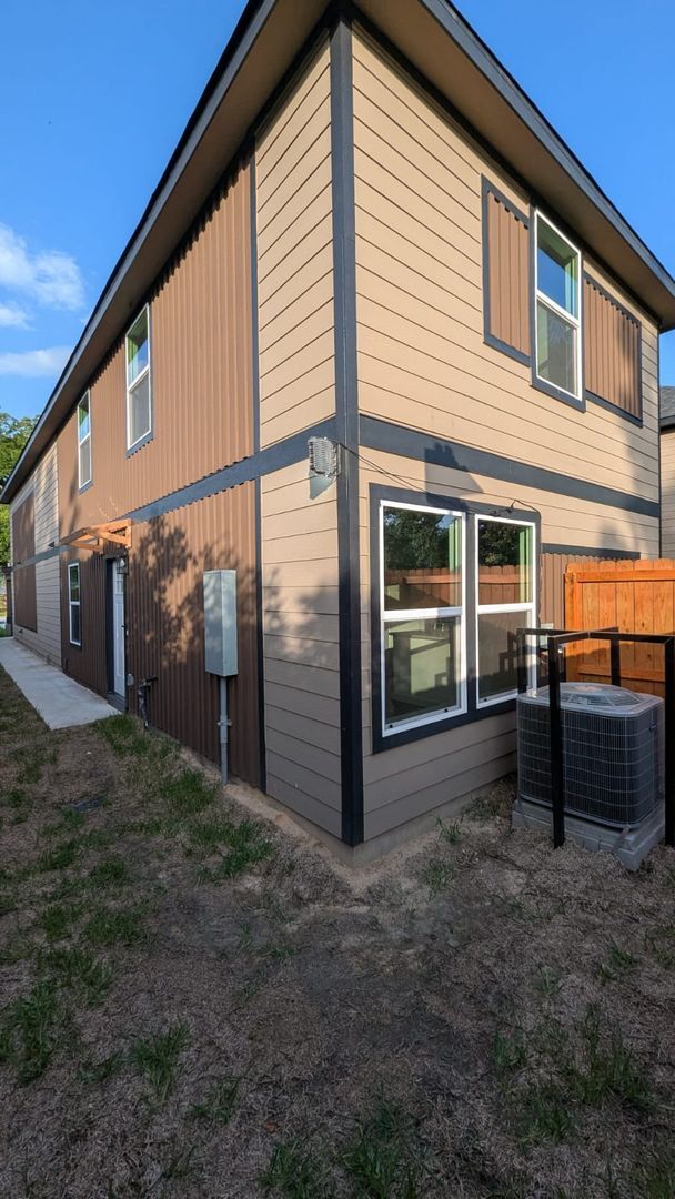 Building Photo - ?Your Houston Gem: 3 Beds, 2.5 Baths, Carport ?