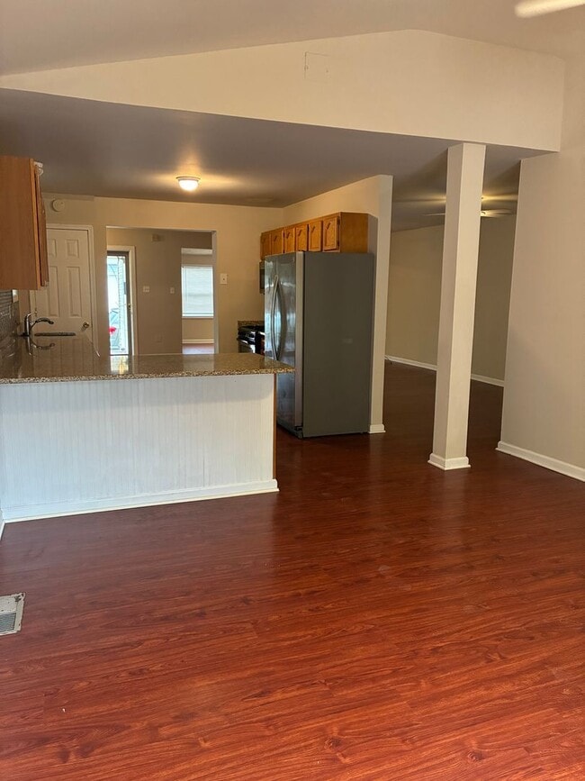 Building Photo - Beautifully Updated 3 Bedroom, 2 Bath Sing...