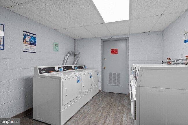 Building Photo - 1575 W Street Rd