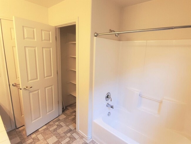 Building Photo - Great Home in Sherwood! Primary Suite on M...