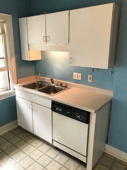 Kitchen - 3836 N Maryland Ave