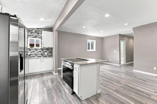 Building Photo - $2,800.95 with $300 Off the first month's rent, 3 Beds - 2 Baths, Single Family Home in Denver wi...