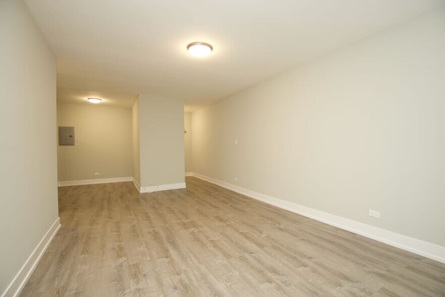 Building Photo - 535 W Surf St