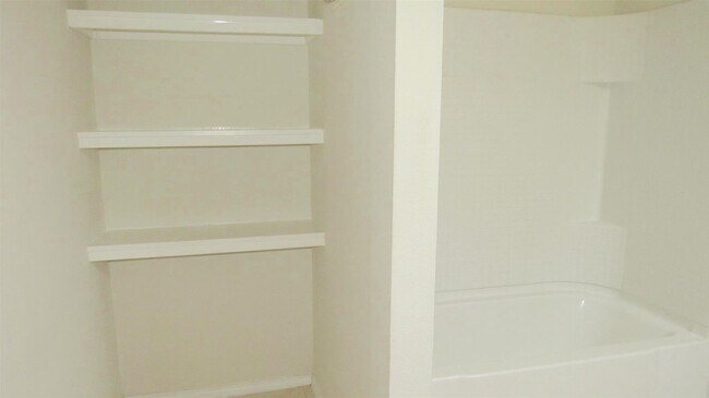 Building Photo - Open Floorplan in Fort Worth