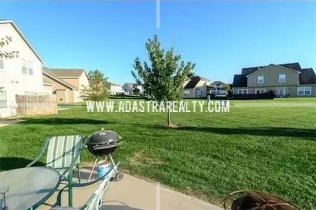 Building Photo - Spacious Maintenance Free Townhome in Gard...