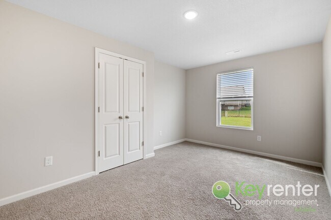 Building Photo - 5 Bedroom 3 Bath Home close to schools and shopping!