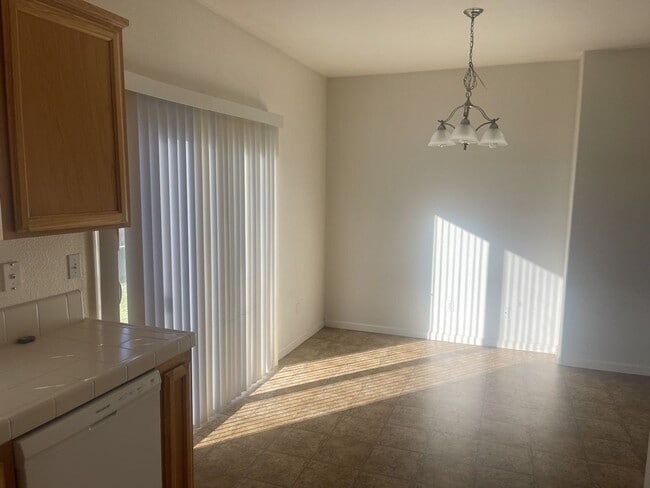 Building Photo - Nice 3-Bedroom House