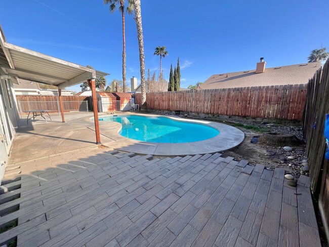 Building Photo - Charming 3-bed 2-bath home with a pool & pool service included!