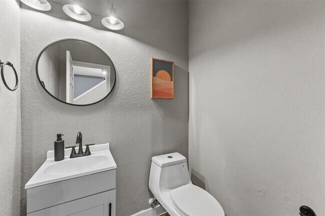 Building Photo - 6131 Wilcox Point Dr