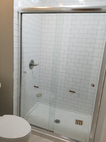 Bath 2 - 317 4th St NE