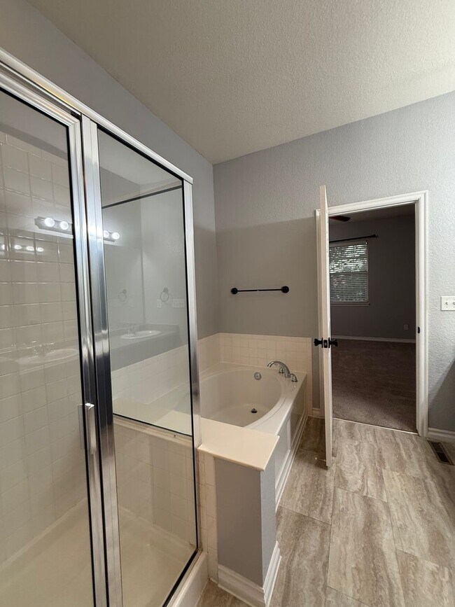 Building Photo - Bright and Modern 3-Bed, 2.5-Bath Townhous...