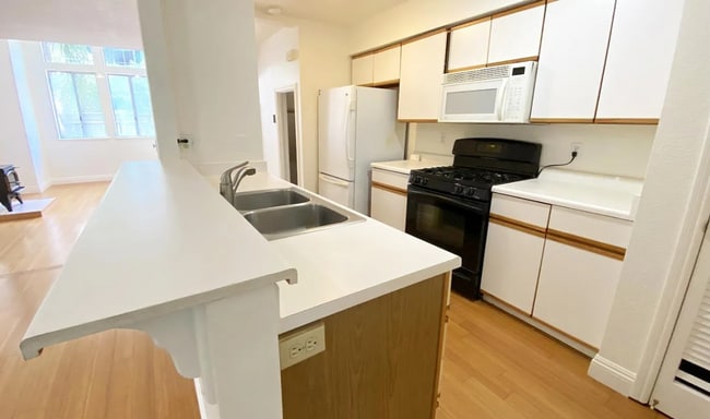 Building Photo - Bright & Spacious 2BR Townhome / Prime San...