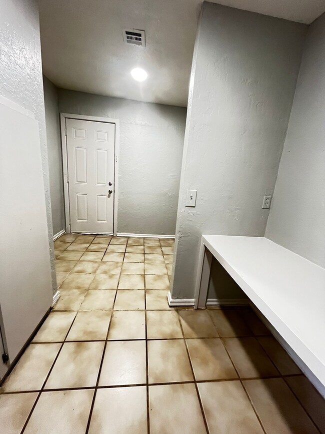 Building Photo - 2618 NW 26th St