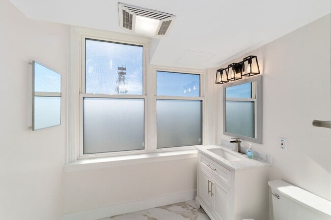 Building Photo - Seagle Building 7C