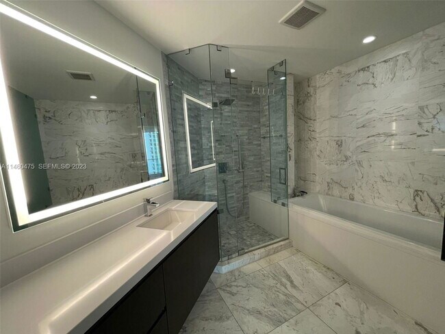 Building Photo - 851 NE 1st Ave