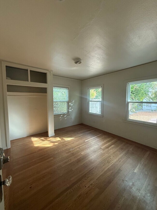 Building Photo - Large Home steps from UCD!-December Rent Free