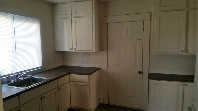 Primary Photo - 2 Bedroom/1 Bathroom Near Hays Park