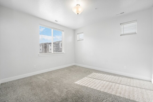 Building Photo - Comfy, Pet-Friendly 3BR in a Great Vineyar...