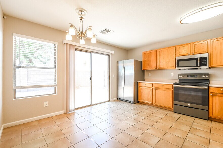 Building Photo - 1006 S Clancy Cir