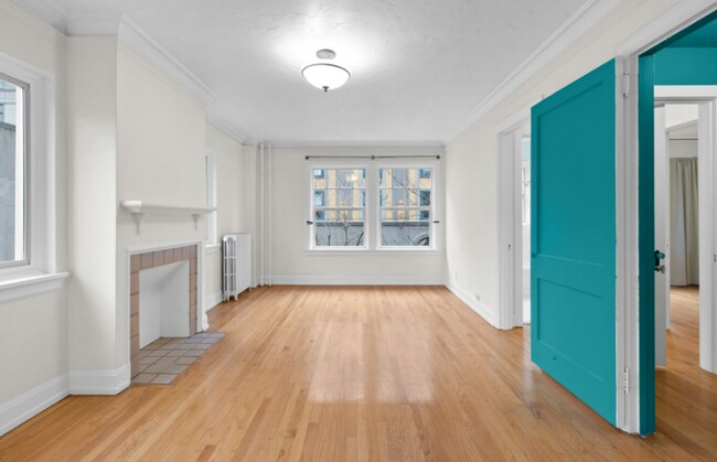 Building Photo - Charming Goose Hollow Condo – Hardwood Flo...